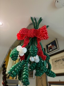 mistletoe balloon mode balloon art